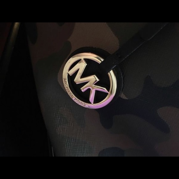 Limited edition Micheal Kors camo purse - Picture 4 of 5